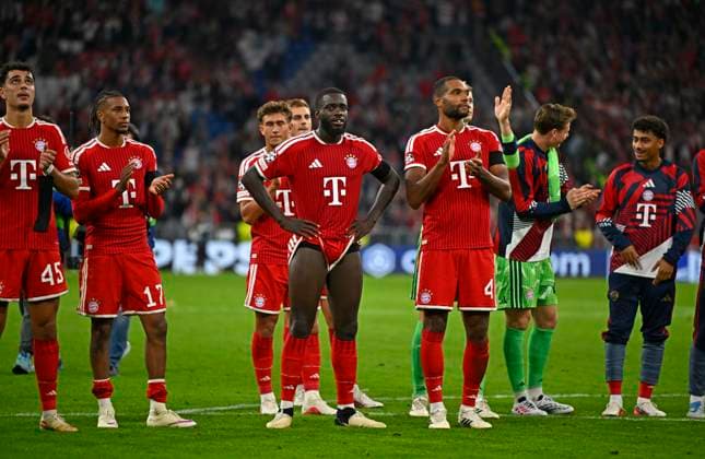 September 10, 2026, Soccer: 2026–2027 UEFA Champions League, Matchday 1, FC Bayern Munich vs. FK Bodo Glimt, at the Allianz Arena in Munich, The Bayern players celebrate after the game: from left, Aleksandar Pavlovic (Bayern Munich), Michael Olise (FC Bayern Munich), Tom Bischof (Bayern Munich), Josip Stanisic (Bayern Munich), Ismael Saibari (FC Bayern Munich), Jonathan Tah (FC Bayern Munich), goalkeeper Manuel Neuer (FC Bayern Munich), goalkeeper Jonas Urbig (FC Bayern Munich), and Nathaniel Brown (FC Bayern Munich)