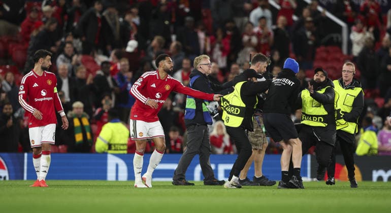 Manchester United, ManU v Sabah, UEFA Champions League, League Stage 10.09.26 Manchester United v Sabah, UEFA Champions League, League Stage Bradley Ormesher The Times pitch Invader on Pitch at end of the match with Bruno Fernandez and Matheus Cunha of Manchester United  Copyright: xBradleyxOrmesherx NINTCHDBPICT001107219861