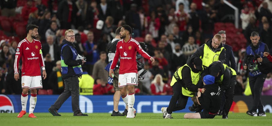 Manchester United, ManU v Sabah, UEFA Champions League, League Stage 10.09.26 Manchester United v Sabah, UEFA Champions League, League Stage Bradley Ormesher The Times pitch Invader on Pitch at end of the match with Bruno Fernandez and Matheus Cunha of Manchester United  Copyright: xBradleyxOrmesherx NINTCHDBPICT001107219889