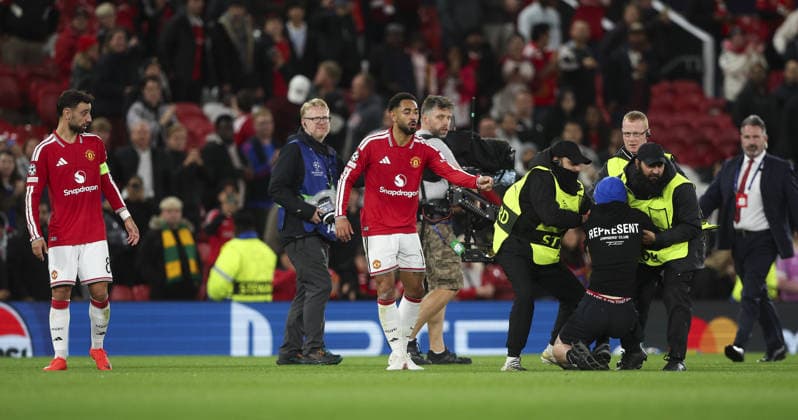 Manchester United, ManU v Sabah, UEFA Champions League, League Stage 10.09.26 Manchester United v Sabah, UEFA Champions League, League Stage Bradley Ormesher The Times pitch Invader on Pitch at end of the match with Bruno Fernandez and Matheus Cunha of Manchester United  Copyright: xBradleyxOrmesherx NINTCHDBPICT001107219946