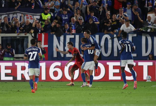 IPA88370893 - Anastasios Doubikas of Como 1907 celebrating with his teammates after scoring a goal during a UEFA Champions League match in the 2026–27 season between Como 1907 and RB Leipzig on September 10, 2026, at the Giuseppe Sinigaglia Stadium in Como, Italy. Photo by Nderim KACELI  Copyright: xNderimxKaceli IPAxSportx xx IPA88370893