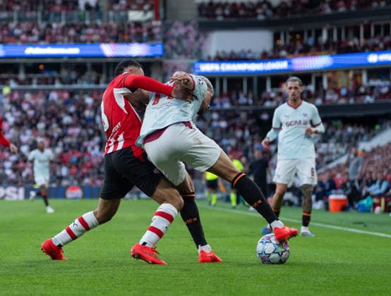 Sergino Dest of PSV Eindhoven fights for the ball with Gleiker Mendoza of FC Shakhtar Donetsk during UEFA Champions League - Matchday 1 - PSV Eindhoven vs FC Shakhtar Donetsk (Ruslan Taran Ball Raw Images) Eindhoven Philips Stadion Netherlands Copyright: xRuslanxTaranx RUS_PSV-SHA-0136