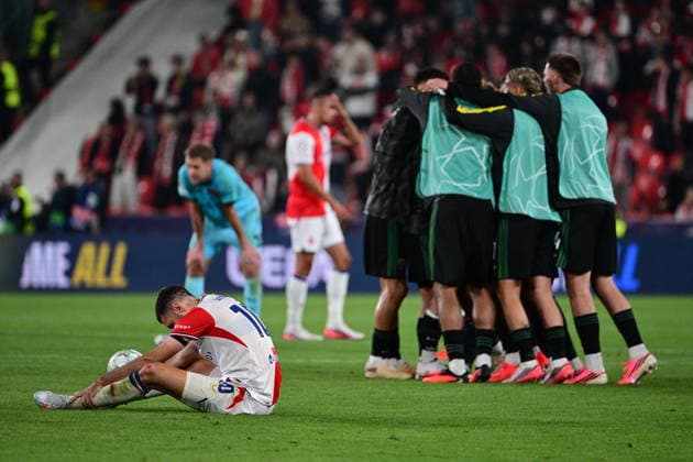 RC Lens players celebrate after winning the Football Champions League opening round match Slavia Prague vs RC Lens on September 10, 2026, in Prague, Czech Republic. At left Danijel Sturm of Slavia. (CTKxPhoto MichalxKamaryt) CTKPhotoP2026091011065  CTKPhotoP2026091011065