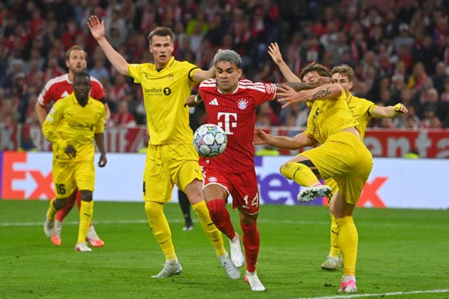 Luis DIAZ, Bayern Munich; action shot; tackle against Odin Bjoertuft (Glimt, left) and Villads Nielsen (Glimt); penalty area play; soccer; Champions League; 2026–27 season; Group stage: FC Bayern Munich vs. Bodo Glimt, 5–0 on September 10, 2026