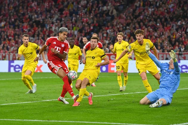 Scoring chance: Luis DIAZ (Bayern Munich), action, tackle against Haitam Aleesami (Glimt), Villads Nielsen (Glimt), goalkeeper Julian Faye Lund (Glimt), penalty area play, soccer, Champions League, 2026–27 season, League stage: FC Bayern Munich vs. Bodo Glimt, 5–0 on September 10, 2026