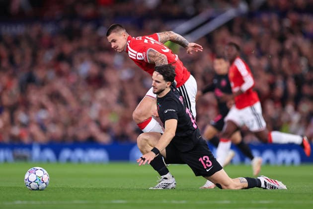Fußball – UEFA Champions League – Gruppenphase – Manchester United gegen Sabah FK – 10. September 2026 – UEFA Champions League – Gruppenphase – Manchester United gegen Sabah FK – Benjamin Sesko von Manchester United im Zweikampf mit Ivan Lepinjica von Sabah – Foto: Simon Stacpoole – Offside – Manchester, Großbritannien  Copyright: xSimonxStacpoolexOffside