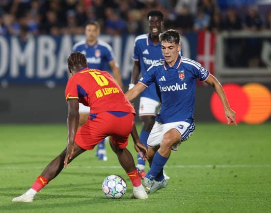 IPA88372446 - Alex Valle of Como 1907 and Ezechiel Banzuzi of RB Leipzig during the UEFA Champions League 2026–27 season soccer match between Como 1907 and RB Leipzig on September 10, 2026, at Giuseppe Sinigaglia Stadium in Como, Italy. Photo by Nderim KACELI  Copyright: xNderimxKaceli IPAxSportx xx IPA88372446