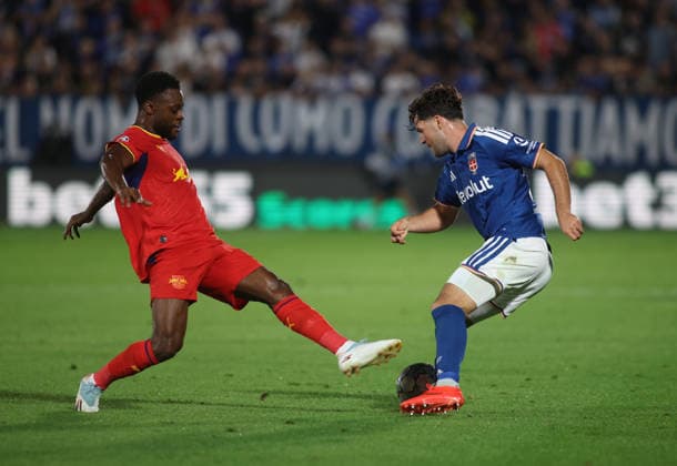 IPA88372472 - Martin Baturina of Como 1907 and Ridle Baku of RB Leipzig during the UEFA Champions League 2026–27 season soccer match between Como 1907 and RB Leipzig on September 10, 2026, at the Giuseppe Sinigaglia Stadium in Como, Italy. Photo by Nderim KACELI  Copyright: xNderimxKaceli IPAxSportx xx IPA88372472