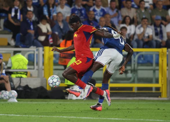 IPA88372711 - Castello Lukeba of RB Leipzig and Moise Kean of Como 1907 during the UEFA Champions League 2026–27 season soccer match between Como 1907 and RB Leipzig on September 10, 2026, at Giuseppe Sinigaglia Stadium in Como, Italy. Photo by Nderim KACELI  Copyright: xNderimxKaceli IPAxSportx xx IPA88372711