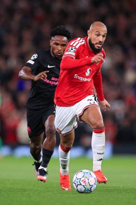 Fußball – UEFA Champions League – Gruppenphase: Manchester United gegen Sabah FK – 10. September 2026 – UEFA Champions League – Gruppenphase: Manchester United gegen Sabah FK – Noussair Mazraoui von Manchester United im Zweikampf mit Christian Nwachukwu von Sabah – Foto: Simon Stacpoole – Abseits – Manchester, Großbritannien  Copyright: xSimonxStacpoolexOffside