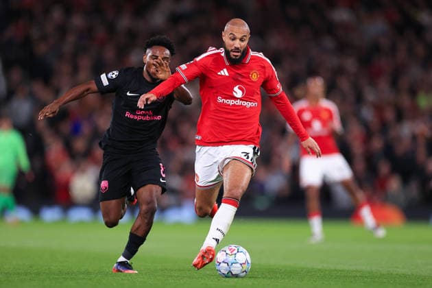 Fußball – UEFA Champions League – Gruppenphase: Manchester United gegen Sabah FK – 10. September 2026 – UEFA Champions League – Gruppenphase: Manchester United gegen Sabah FK – Noussair Mazraoui von Manchester United im Zweikampf mit Christian Nwachukwu von Sabah – Foto: Simon Stacpoole – Abseits – Manchester, Großbritannien  Copyright: xSimonxStacpoolexOffside