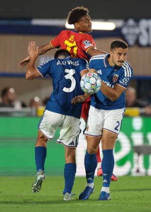 Como 1907 v RB Leipzig - UEFA Champions League - Season 2026-2027 Como, Italy, 10th September 2026. Tidiam Gomis of RB Leipzig heads on from Alex Valle and Marc Oliver Kempf of Como 1907 during the Como 1907 vs RB Leipzig UEFA Champions League, group phase match at Stadio Giuseppe Sinigaglia, Como. Picture credit should read: Jonathan Moscrop Como Stadio Giuseppe Sinigaglia Italy