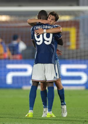 Como 1907 v RB Leipzig - UEFA Champions League - Season 2026-2027 Como, Italy, 10th September 2026. Maximo Perrone of Como 1907 is embraced by team mate Trevoh Chalobah after scoring to give the hosts a 4-1 lead during the Como 1907 vs RB Leipzig UEFA Champions League, group phase match at Stadio Giuseppe Sinigaglia, Como. Picture credit should read: Jonathan Moscrop Como Stadio Giuseppe Sinigaglia Italy