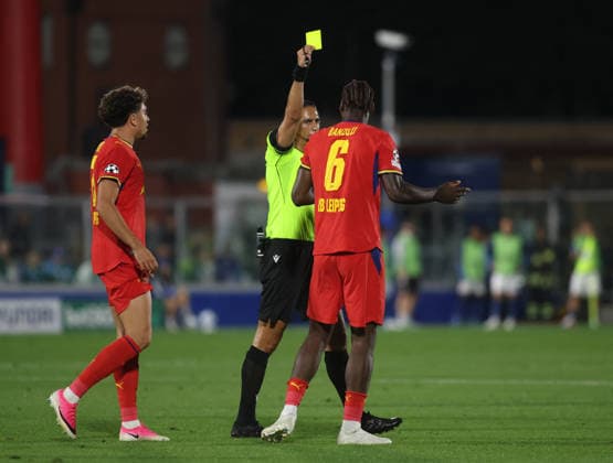 SOCCER - UEFA Champions League - Como 1907 vs. RB Leipzig Photo by IPA ABACAPRESS.COM88372450 - Referee showing a yellow card to Ezechiel Banzuzi of RB Leipzig during the 2026–27 UEFA Champions League soccer match between Como 1907 and RB Leipzig on September 10, 2026, at Giuseppe Sinigaglia Stadium in Como, Italy. Photo by Nderim KACELI Como Italy  Copyright: xIPAxSport ABACAx