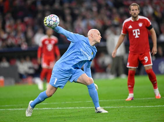Goalkeeper Julian Faye Lund, FK Bodø Glimt 01, in action; throw-in by Harry Kane, FC Bayern Munich (FCB) 09; FC Bayern Munich (FCB) vs. Bodø Glimt, September 10, 2026. DFL regulations prohibit any use of photographs as image contentQUENCES AND OR QUASI-VIDEO FC Bayern Munich FCB vs. Bodø Glimt