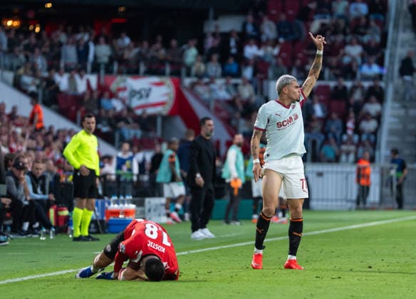 Gleiker Mendoza of FC Shakhtar Donetsk protests after being shown the yellow card during UEFA Champions League - Matchday 1 - PSV Eindhoven vs FC Shakhtar Donetsk (Ruslan Taran Ball Raw Images) Eindhoven Philips Stadion Netherlands Copyright: xRuslanxTaranx RUS_PSV-SHA-0253