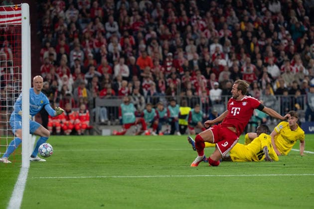 GER, Bavaria, Munich, Soccer, FC Bayern Munich vs. FK Bodo Glimt, at the Allianz Arena, Munich, Champions League, Group Stage, Matchday 1, September 10, 2026, from left: Julian Faye Lund (FK Bodo Glimt), 1, Harry Kane (FC Bayern Munich), 9, shot on goal, cross, scissors kick. UEFA regulations prohibit any use of photographs as image sequences and or quasi-video, Copyright: HMB-Media MichaelxNibel