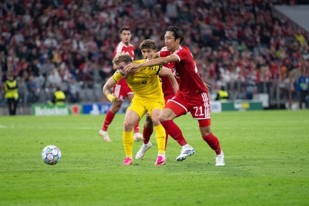 GER, Bavaria, Munich, Soccer, FC Bayern Munich vs. FK Bodo Glimt, at the Allianz Arena, Munich, Champions League, Group Stage, Matchday 1, September 10, 2026, from left: Ole Didrik Blomberg (FK Bodo Glimt, No. 11) and Hiroki Ito (FC Bayern Munich, No. 21) battling for the ball. UEFA regulations prohibit any use of photographs as image sequences and or quasi-video, Copyright: HMB-Media MichaelxNibel