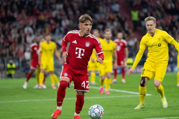 GER, Bavaria, Munich, Soccer, FC Bayern Munich vs. FK Bodo Glimt, at the Allianz Arena, Munich, Champions League, Group Stage, Matchday 1, September 10, 2026, from left: Lennart Karl (FC Bayern Munich, 42) and Ola Brynhildsen (FK Bodo Glimt, 17) on the attack. UEFA regulations prohibit any use of photographs as image sequences and or quasi-video, Copyright: HMB-Media MichaelxNibel