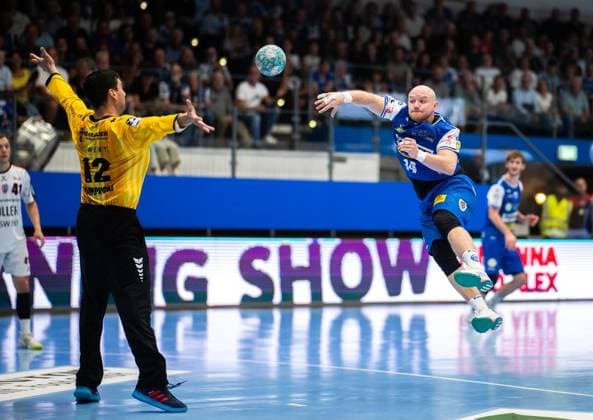 HANDBALL OPEL HBL MATCHDAY 4 THSV EISENACH SG BBM BIETIGHEIM ** FOR EDITORIAL PURPOSES ONLY ** EDITORIAL USE ONLY ** p 10 09 2026 Eisenach Handball Opel Handball 1st Bundesliga Season 2026–2027 Werner Assmann Hall Matchday 4 ThSV Eisenach SG BBM Bietigheim in the photo by Peter Walz 14 ThSV Eisenach in a duel with goalkeeper Martin Tomovski 12 SG BBM Bietigheim Germany Thuringia Eisenach Copyright SaschaxFromm Copyright: SaschaxFromm doc87jtb6oqozt15cs9lk0s ,EDITORIAL USE ONLY Copyright: SaschaxFromm