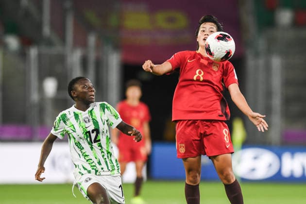 (260911) -- SOSNOWIEC, Sept. 11, 2026 -- Song Lijuan (R) of China vies for the ball as Tosin Rafiu of Nigeria looks on during the Group F match between China and Nigeria at the FIFA U20 Women s World Cup Poland 2026 in Sosnowiec, Poland, Sept. 10, 2026. ) (SP)POLAND-SOSNOWIEC-FOOTBALL-FIFA U20 WOMEN S WORLD CUP-CHINA VS NIGERIA PengxZiyang 