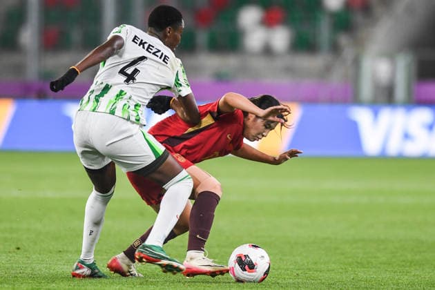 (260911) -- SOSNOWIEC, Sept. 11, 2026 -- Chen Ruilin (R) of China vies with Onyedikachi Ekezie of Nigeria during the Group F match between China and Nigeria at the FIFA U20 Women s World Cup Poland 2026 in Sosnowiec, Poland, Sept. 10, 2026. ) (SP)POLAND-SOSNOWIEC-FOOTBALL-FIFA U20 WOMEN S WORLD CUP-CHINA VS NIGERIA PengxZiyang 