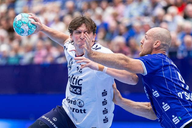 L R Lasse Moeller, SG Flensburg Handewitt, 64, in a one-on-one battle with Christian O Sullivan, TBV Lemgo Lippe, 09 GER, TBV Lemgo Lippe vs. SG Flensburg Handewitt, Handball, Bundesliga 1, Matchday 4, 2026–2027 season, September 10, 2026 GER, TBV Lemgo Lippe vs. SG Flensburg Handewitt, Handball, 1st Bundesliga, Matchday 4, 2026–2027 Season, September 10, 2026 Lemgo Copyright: xEibner-Pressefoto JanxRollingerx EP_JSK