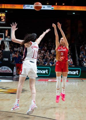 USA V Hungary: Quarter-Finals - FIBA Women s Basketball World Cup Germany 2026 Reka Lelik and Breanna Stewart play during the FIBA Women s Basketball World Cup 2026 quarter-finals match between the United States and Hungary in Berlin, Germany, on September 10, 2026. Berlin Germany  Copyright: xMarcinxGolbax originalFilename:golba-usavhung260910_npZ0F.jpg