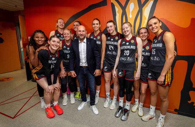 Basketball Berlin, September 10, 2026 FIBA Women’s Basketball World Cup Germany 2026 Quarterfinals Belgium (BEL) vs. Germany (GER) Ronald Rauhe, Minister of State for Sports and Volunteer Work, visits the team in the locker room hallway after the victory Nyara Sabally, Germany, No. 08 Luisa Geiselsöder Germany, No. 15 Geiselsoder Marie Gülich Germany, No. 21 Gulich Emma Eichmeyer Germany, No. 09 Leonie Fiebich Germany, No. 13 Emily Bessoir Germany, No. 22 Lina Sontag Germany, No. 24 Frida Bühner Germany, No. 20 Britta Daub Germany, No. 19 Clara Bielefeld Germany, No. 25