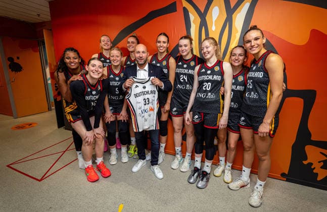 Basketball Berlin, September 10, 2026 FIBA Women’s Basketball World Cup Germany 2026 Quarterfinals: Belgium (BEL) vs. Germany (GER) Ronald Rauhe, Minister of State for Sports and Volunteer Work, attended the game and met with the team in the locker room hallway after the victory. Nyara Sabally, Germany, No. 08 Luisa Geiselsöder Germany, No. 15 Geiselsöder Marie Gülich Germany, No. 21 Gulich Emma Eichmeyer Germany, No. 09 Leonie Fiebich Germany, No. 13 Emily Bessoir Germany, No. 22 Lina Sontag Germany, No. 24 Frida Bühner Germany, No. 20 Britta Daub Germany, No. 19 Clara Bielefeld Germany, No. 25