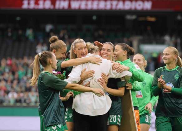 Photo: An emotional farewell—longtime Bremen player Lina Hausicke is honored before the game begins. Soccer: Google Pixel Women s Bundesliga, Matchday 4 on Friday, September 11, 2026: Werder Bremen vs. Hamburger SV