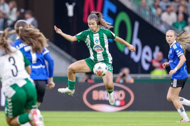 Luna Vanzeir, SV Werder Bremen, No. 13 with the ball, single frame, full-body shot, action, game scene, DFB REGULATIONS PROHIBIT ANY USE OF PHOTOGRAPHS AS SEQUENCE IMAGES AND OR VIDEO-LIKE PHOTO SERIES DFB REGULATIONS PROHIBIT ANY USE OF PHOTOGRAPHS AS IMAGE SEQUENCES AND OR QUASI-VIDEO, September 11, 2026, Bremen, Germany, Soccer, Google Pixel Women’s Bundesliga, SV Werder Bremen, Hamburger SV xobx