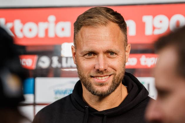 Germany, Soccer, Men s 3rd Division 2026–2027, Matchday 5: FC Viktoria Köln vs. FC Hansa Rostock; Cologne—Daniel Brinkmann, Hansa Rostock coach, smiling and friendly in a pre-game interview with Magenta Sport Copyright: xThiemoxRudolphx