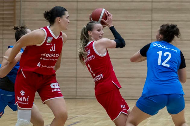 Toyota DBBL 2026–2027 HalFit Lions vs. KB Sharks Würzburg Friendly Match Halle Saale, Germany September 11, 2026 Pictured from left: Paula Wenemoser Halle, Lee Volker (Halle) and Elina Timoschenko (Würzburg), Halle Saale, swh Arena, Saxony-Anhalt, Germany