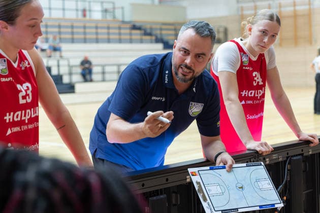 Jordan King (Lions), 23, Timur Topal (Lions), Head Coach, Lilly Küppers (Lions), 34, timeout, Halfit Lions vs. KB Sharks Würzburg, women s basketball, exhibition game, 1st Bundesliga, 2nd Bundesliga South, DBBL, 2026–27 season, November 9, 2026, SWH Arena, Saxony-Anhalt, Germany