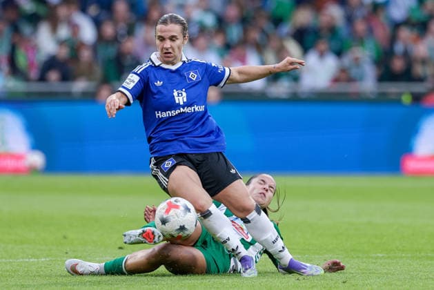 From left: Leila Peneau of Hamburger SV, 15, and Luna Vanzeir of SV Werder Bremen, 13, in a one-on-one battle, duel, dynamic moment, action, game scene, DFB REGULATIONS PROHIBIT ANY USE OF PHOTOGRAPHS AS SEQUENCE IMAGES AND OR VIDEO-LIKE PHOTO SEQUENCES DFB REGULATIONS PROHIBIT ANY USE OF PHOTOGRAPHS AS IMAGE SEQU, September 11, 2026, Bremen, Germany, Soccer, Google Pixel Women’s Bundesliga, SV Werder Bremen, Hamburger SV xobx