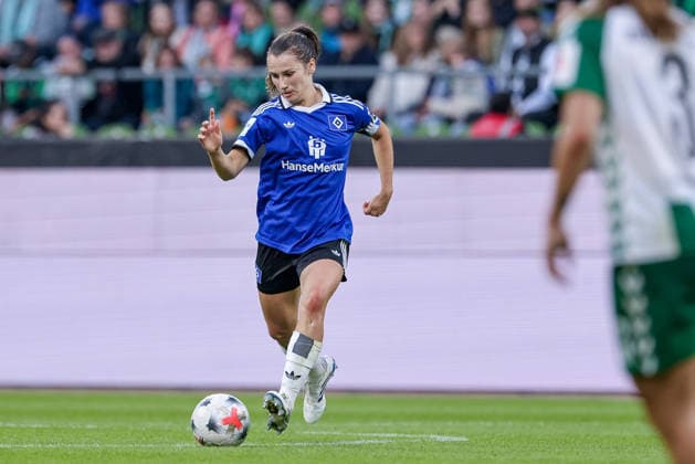 Pauline Machtens, Hamburger SV (HSV), 28, on the ball, single frame, full-body shot, action, game scene, DFB REGULATIONS PROHIBIT ANY USE OF PHOTOGRAPHS AS SEQUENCE IMAGES AND OR VIDEO-LIKE PHOTO SERIES DFB REGULATIONS PROHIBIT ANY USE OF PHOTOGRAPHS AS IMAGE SEQUENCES AND OR VIDEO-LIKE PHOTO SEQUENCES, September 11, 2026, Bremen, Germany, Soccer, Google Pixel Women’s Bundesliga, SV Werder Bremen, Hamburger SV xobx