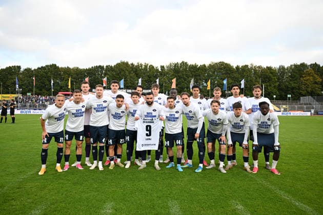 September 11, 2026, GER, Soccer, Regionalliga Nord, Matchday 8, 2026–2027 Season, Oldenburg, Marschweg Stadium, VfB Oldenburg vs. Hannover 96 II U23—just before the game, the team wearing Drilon DEMAJ’s jersey—VfB Oldenburg 9, Oldenburg, Marschweg Stadium, Lower Saxony, Germany Copyright: xnordphotoxGmbHx xRojahnx