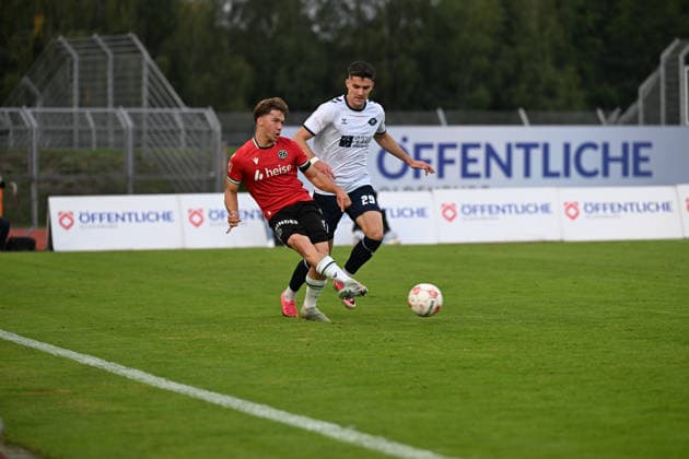 September 11, 2026, GER, Soccer, Regionalliga Nord, Matchday 8, 2026–2027 Season, Oldenburg, Marschweg Stadium, VfB Oldenburg vs. Hannover 96 II U23 Julius MEUSEL Hannover 96 II U23 14 Mats FACKLAM VfB Oldenburg 29 Oldenburg Marschweg Stadium Lower Saxony Germany Copyright: xnordphotoxGmbHx xRojahnx