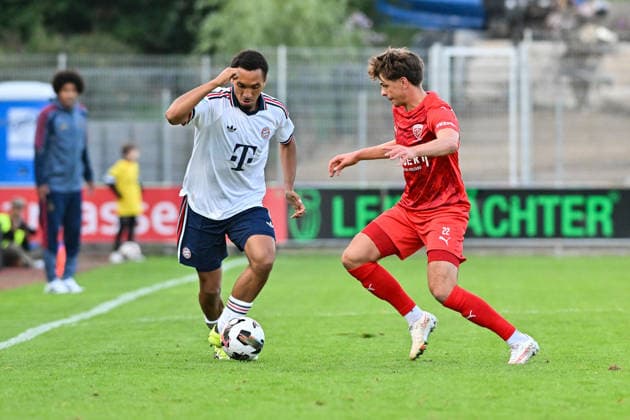 Bavarian Regional League: TSV Buchbach vs. FC Bayern Munich II, September 11, 2026, BUCHBACH, GERMANY September 11: Vincent MANUBA (FC Bayern Munich II 2) and Tizian ZIMMERMANN (TSV Buchbach 22) during the Bavarian Regional League match between TSV Buchbach and FC Bayern Munich II on Matchday 8 at the SMR Arena Copyright: xBEAUTIFULxSPORTS Goldbergx