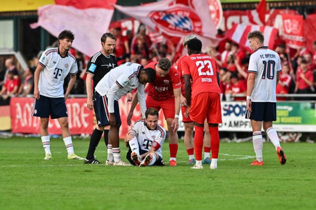Bavarian Regional League: TSV Buchbach vs. FC Bayern Munich II, September 11, 2026, BUCHBACH, GERMANY. September 11: Allen Junior LAMBE (FC Bayern Munich II) 8, Benno SCHMITZ (FC Bayern Munich II) 6, Tobias STOSSBERGER, TSV Buchbach 11, and Daniel MUTEBA, TSV Buchbach 23, during the Bavarian Regional League match between TSV Buchbach and FC Bayern’s reserves on Matchday 8 at the SMR Arena Copyright: xBEAUTIFULxSPORTS Goldbergx