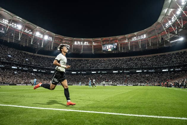 Besiktas v Erzurumspor - Turkish Super Lig ISTANBUL, TURKIYE - SEPTEMBER 11: Hyeon-gyu Oh of Besiktas celebrates after his teammate scored a goal during Turkish Super Lig match week 5 between Besiktas and Erzurumspor FK at Tupras Stadium in Istanbul, Turkiye, on September 11, 2026. Sebnem Coskun Anadolu Istanbul Turkey. Editorial use only. Please get in touch for any other usage.  Copyright: x2026xAnadoluxSebnemxCoskunx