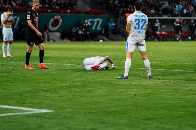 Germany, Soccer, Men s 3rd Division 2026–2027, Matchday 5: FC Viktoria Köln vs. FC Hansa Rostock—Cologne: Dribbling, possession, on the ball, build-up play, field vision, Leon Dajaku, Hansa Rostock, 43, injury, yellow card, caution issued by referee Sebastian Hilsberg, Mainz Copyright: xThiemoxRudolphx