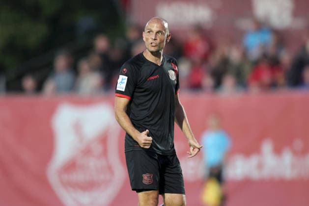 September 11, 2026, Men s, Soccer, 2026–2027 season, Bavarian Regional League, Matchday 8: TSV Aubstadt vs. SpVgg Unterhaching; Manuel Stiefler 8; SpVgg Unterhaching gesturing with arms and hands, giving instructions; Sulzfeld School Stadium, Aubstadt; NGN Arena, Bavaria, Germany