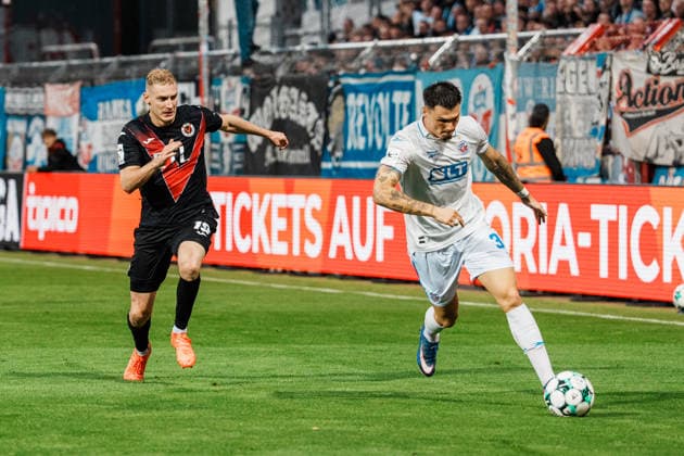 Germany, Soccer, Men s 3rd Division 2026–2027, Matchday 5: FC Viktoria Köln vs. FC Hansa Rostock; Köln cross, attack; Niklas Kölle (Niklas Kolle, Hansa Rostock), 32, past Meiko Sponsel (FC Viktoria Köln), 19 Copyright: xThiemoxRudolphx