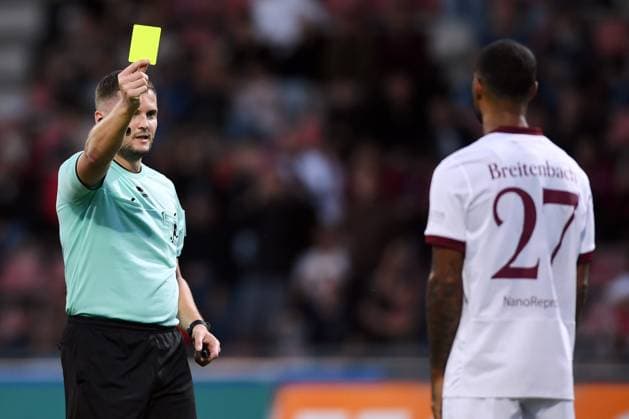 Referee Marcel Ruehl Hohenahr shows Jayson Breitenbach of Kickers Offenbach a yellow card, GER, KSV Hessen Kassel vs. Kickers Offenbach, soccer, Regionalliga Southwest, 2026–2027 season, Matchday 7, September 11, 2026, GER, Soccer, Regionalliga Southwest, KSV Hessen Kassel vs. Kickers Offenbach, September 11, 2026, Kassel Copyright: xRolandxSippelx-xEibner-Pressefotox EP_RSL