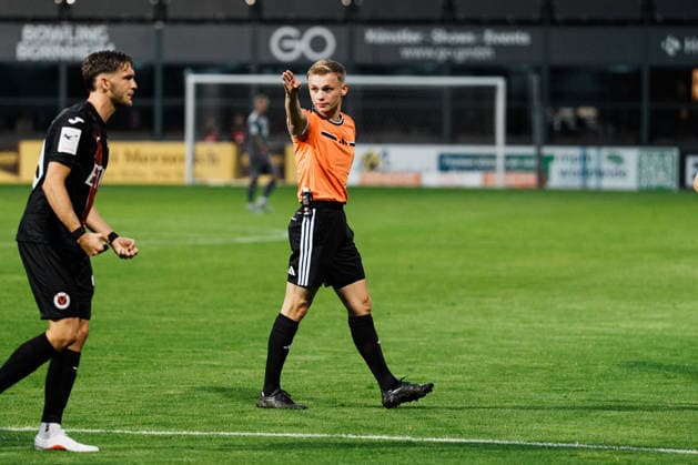 Germany, Soccer, Men s 3rd Division 2026–2027, Matchday 5: FC Viktoria Köln vs. FC Hansa Rostock, Cologne; Referee Sebastian Hilsberg, Mainz; hand signals, corner kick, portrait Copyright: xThiemoxRudolphx