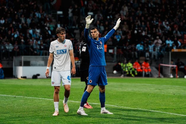 Germany, Soccer, Men s 3rd Division 2026–2027, Matchday 5: FC Viktoria Köln vs. FC Hansa Rostock, Cologne; Arne Schulz (FC Viktoria Köln), 1, raises his arms before a throw-in; Yannick Michaelis (Hansa Rostock), 41 Copyright: xThiemoxRudolphx