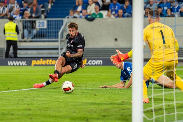 Spielszene, Abschluss, Schuss, v.l. Joel Grodowski (DSC Arminia Bielefeld, 11), Marcel Schuhen (SV Darmstadt 98, 01), GER, SV Darmstadt 98 vs. DSC Arminia Bielefeld, Fussball, 2. Bundesliga, 5. Spieltag, Saison 2026 2027, 11.09.2026, DFL REGULATIONS PROHIBIT ANY USE OF PHOTOGRAPHS AS IMAGE SEQUENCES AND OR QUASI-VIDEO, GER, SV Darmstadt 98 vs. DSC Arminia Bielefeld, Fussball, 2. Bundesliga, 5. Spieltag, Saison 2026 2027, 11.09.2026 Darmstadt *** Game action, finish, shot, from left: Joel Grodowski (DSC Arminia Bielefeld), 11, Marcel Schuhen (SV Darmstadt 98), 01, GER, SV Darmstadt 98 vs. DSC Arminia Bielefeld, soccer, 2. Bundesliga, Matchday 5, 2026–2027 season, September 11, 2026, DFL regulations prohibit any use of photographs as image sequences and or quasi-video, GER, SV Darmstadt 98 vs. DSC Arminia Bielefeld, Soccer, 2. Bundesliga, Matchday 5, 2026–2027 Season, September 11, 2026, Darmstadt Copyright: xEibner-Pressefoto J-NxGroemlingx EP_JGG