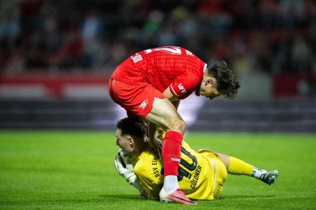 SOCCER REGIONAL LEAGUE NORTHEAST 2026–2027 SEASON, MATCHDAY 8: FC ROT WEISS ERFURT VS. RSV EINTRACHT 1949 ** FOR EDITORIAL USE ONLY ** EDITORIAL USE ONLY ** p 11 09 2026 Erfurt Soccer Northeast Regional League Matchday 8, 2026–2027 Season, Steigerwaldstadion, FC Rot-Weiss Erfurt vs. RSV Eintracht 1949. In the photo: Dustin Forkel 17, FC Rot-Weiss Erfurt, Goalkeeper Felix Güldner 40 RSV Eintracht 1949 Germany Thuringia Erfurt Copyright SaschaxFromm Copyright: SaschaxFromm doc87k4ou0tqn6lilsdnbi ,EDITORIAL USE ONLY Copyright: SaschaxFromm
